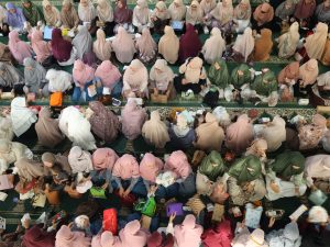 Tukar Kado Antar Peserta Halalbihalal